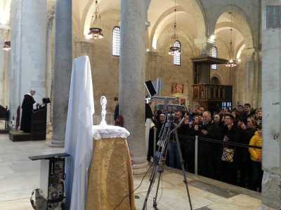 I fedeli in preghiera davanti alla reliquia